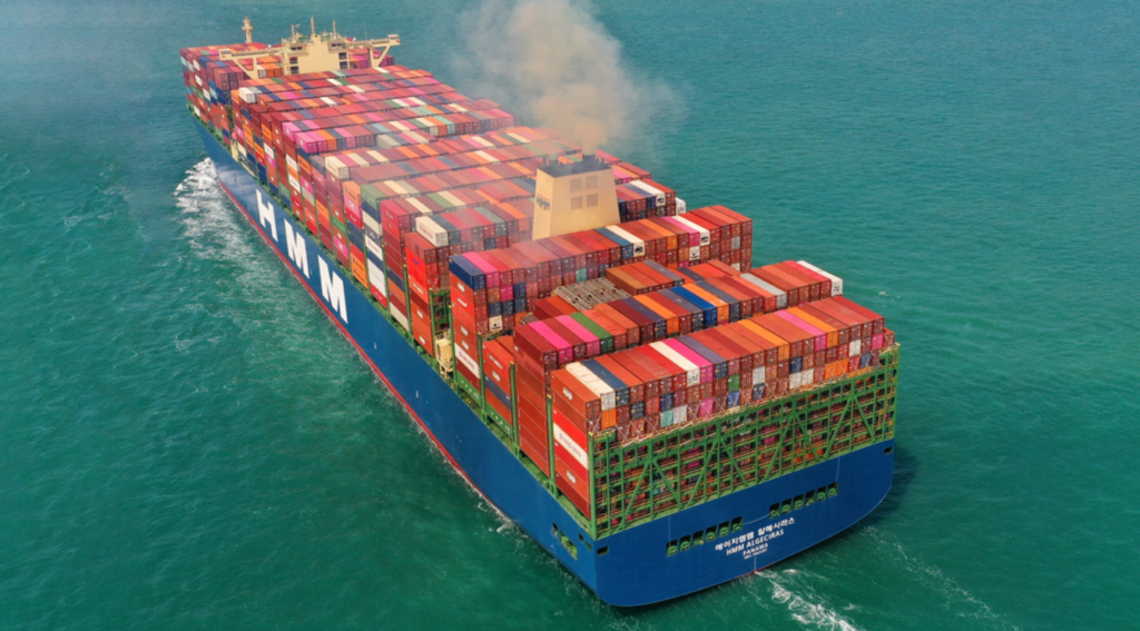 contenedores maritimos en barco